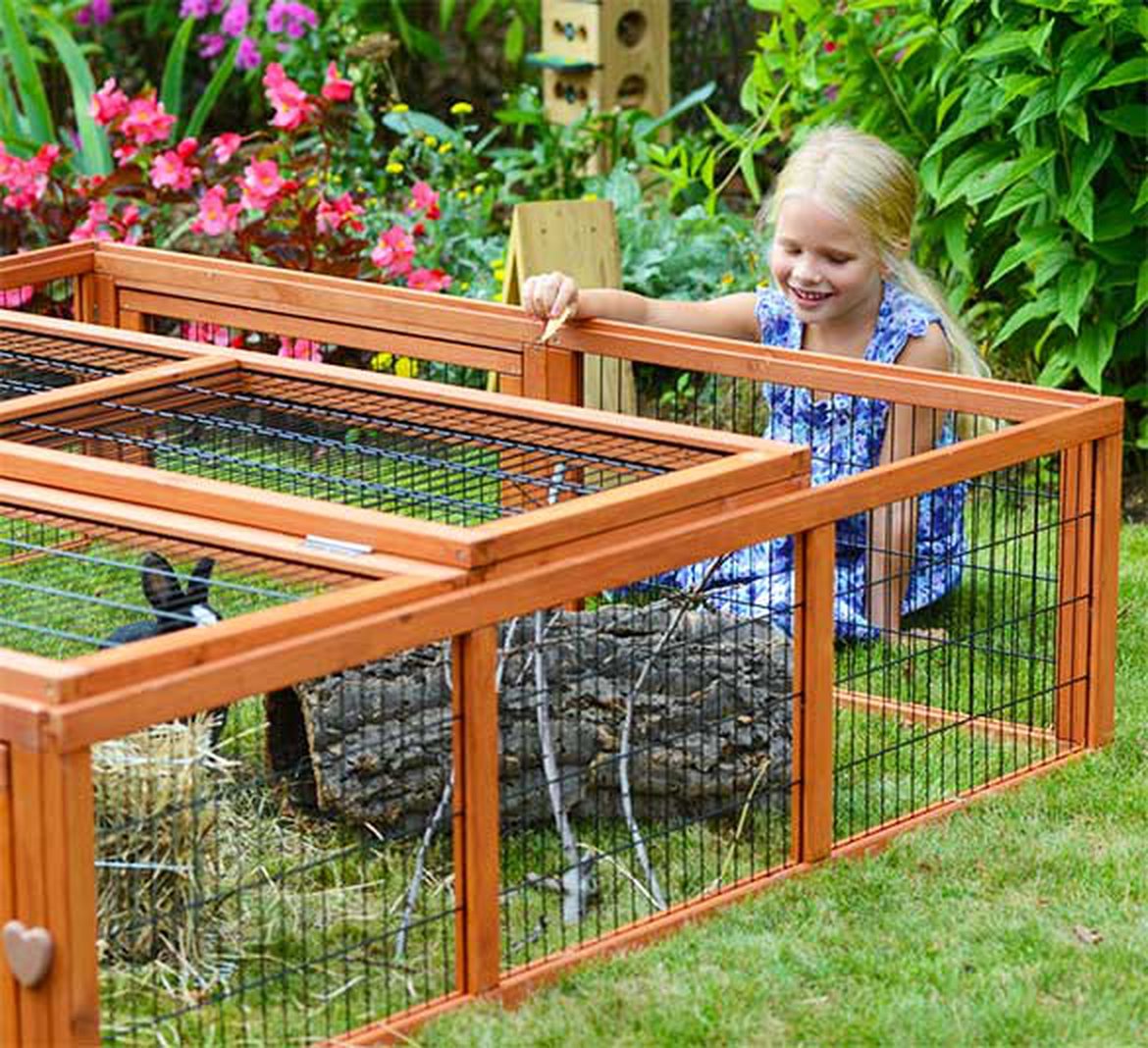 Un lapin au jardin est le compagnon des enfants