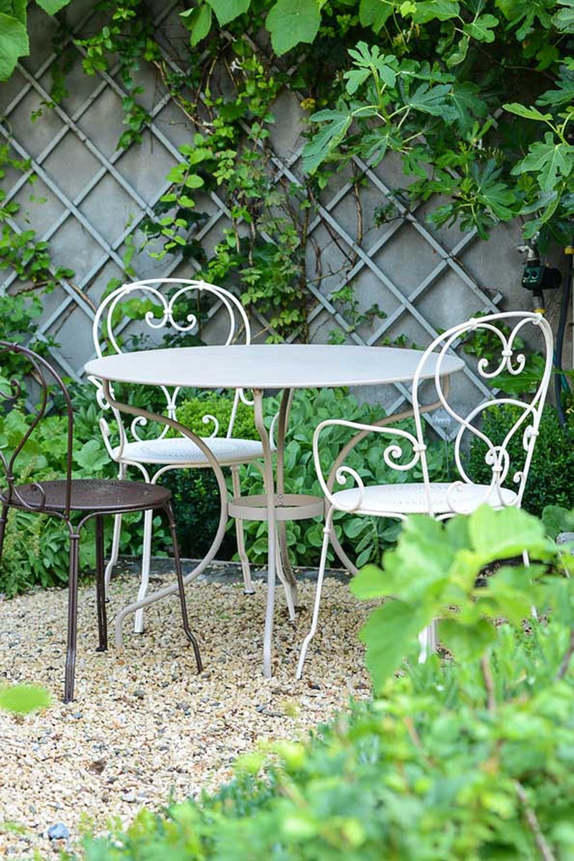 Treillis, table et jardin