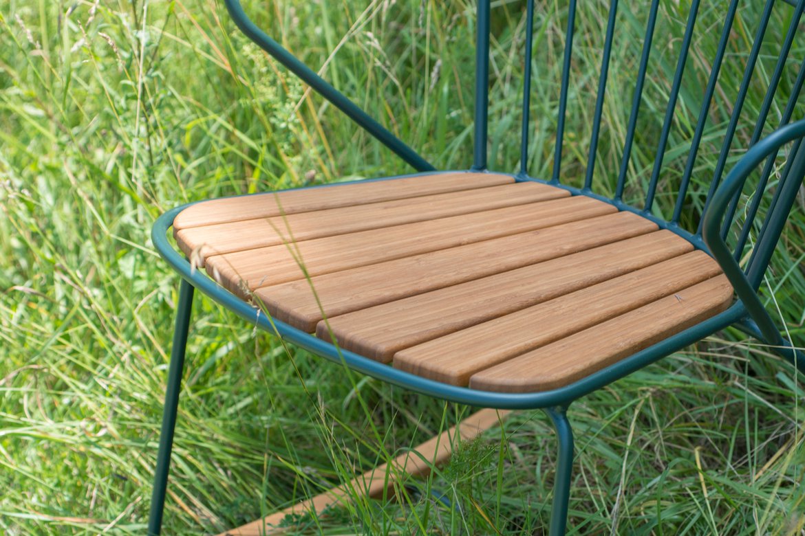 Chaise en acier et teck de la marque Fermob