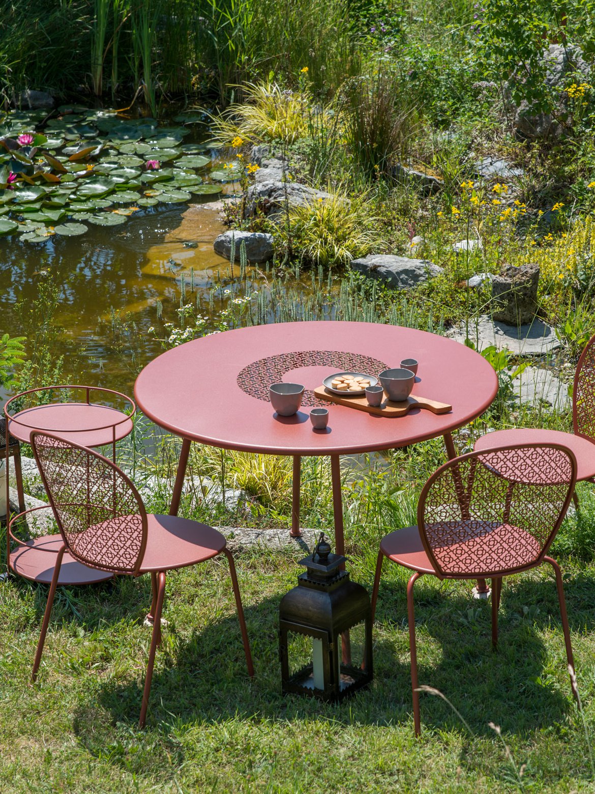 Table et chaises d'extérieur en acier de la marque Fermob